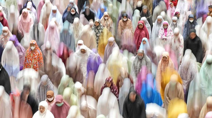 Muslim women perform an evening prayer called 'tarawih' that marks the first eve of the holy fasting month of Ramadan at Istiqlal Mosque in Jakarta, Indonesia, Saturday, April 2, 2022. During Ramadan Muslims refrain from eating, drinking, smoking and sex from dawn to dusk. (AP Photo/Dita Alangkara)