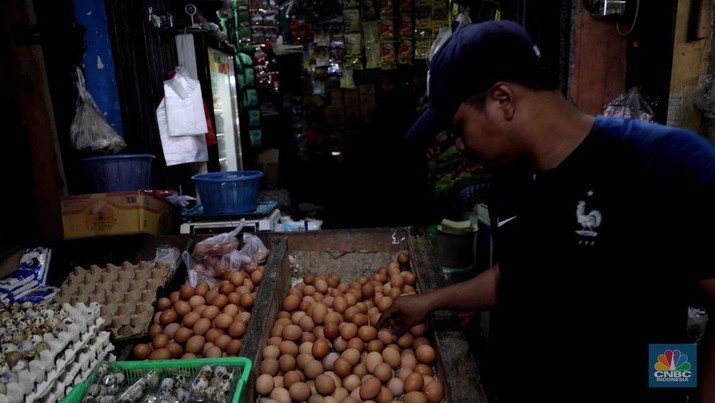 Kesibukan aktivitas pembeli dan pedagang di Pasar Tradisional Kranji, Bekasi, Jawa Barat, Sabtu, 2/4. Jelang memasuki Ramadhan pada esok hari harga sayuran mengalami kenaikan. (Cnbc Indonesia/Muhammad Sabki) Kesibukan aktivitas pembeli dan pedagang di Pasar Tradisional Kranji, Bekasi, Jawa Barat, Sabtu, 2/4. Jelang memasuki Ramadhan pada esok hari harga sayuran mengalami kenaikan. (Cnbc Indonesia/Muhammad Sabki)