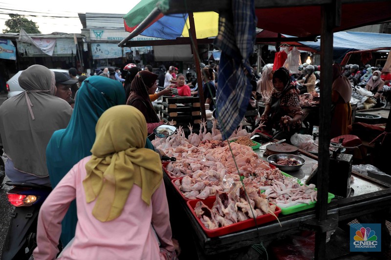 Kesibukan aktivitas pembeli dan pedagang di Pasar Tradisional Kranji, Bekasi, Jawa Barat, Sabtu, 2/4. Jelang memasuki Ramadhan pada esok hari harga sayuran mengalami kenaikan. (Cnbc Indonesia/Muhammad Sabki)
