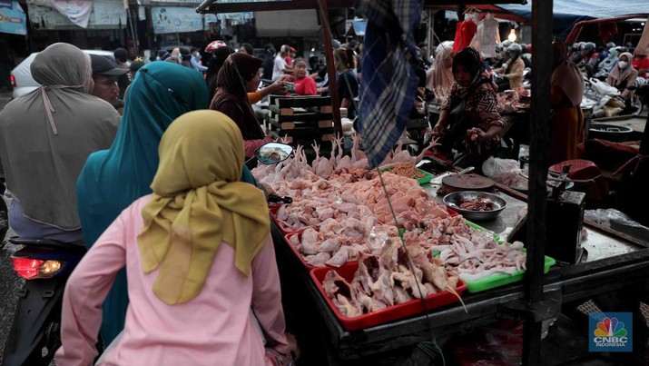 Kesibukan aktivitas pembeli dan pedagang di Pasar Tradisional Kranji, Bekasi, Jawa Barat, Sabtu, 2/4. Jelang memasuki Ramadhan pada esok hari harga sayuran mengalami kenaikan. (Cnbc Indonesia/Muhammad Sabki)