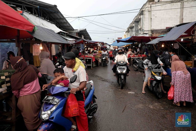 Kesibukan aktivitas pembeli dan pedagang di Pasar Tradisional Kranji, Bekasi, Jawa Barat, Sabtu, 2/4. Jelang memasuki Ramadhan pada esok hari harga sayuran mengalami kenaikan. (Cnbc Indonesia/Muhammad Sabki) Kesibukan aktivitas pembeli dan pedagang di Pasar Tradisional Kranji, Bekasi, Jawa Barat, Sabtu, 2/4. Jelang memasuki Ramadhan pada esok hari harga sayuran mengalami kenaikan. (Cnbc Indonesia/Muhammad Sabki)