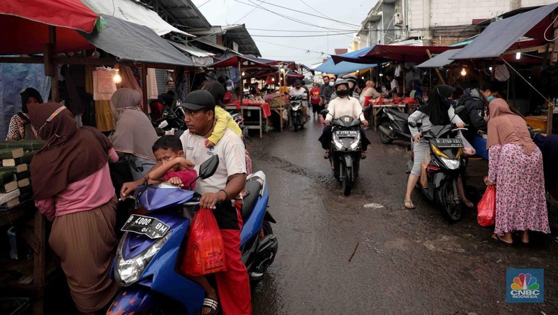 Kesibukan aktivitas pembeli dan pedagang di Pasar Tradisional Kranji, Bekasi, Jawa Barat, Sabtu, 2/4. Jelang memasuki Ramadhan pada esok hari harga sayuran mengalami kenaikan. (Cnbc Indonesia/Muhammad Sabki)