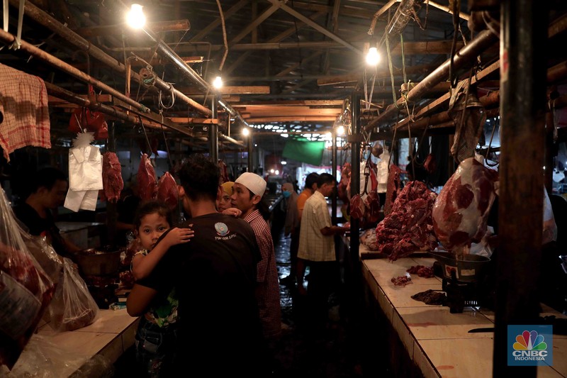 Kesibukan aktivitas pembeli dan pedagang di Pasar Tradisional Kranji, Bekasi, Jawa Barat, Sabtu, 2/4. Jelang memasuki Ramadhan pada esok hari harga sayuran mengalami kenaikan. (Cnbc Indonesia/Muhammad Sabki) Kesibukan aktivitas pembeli dan pedagang di Pasar Tradisional Kranji, Bekasi, Jawa Barat, Sabtu, 2/4. Jelang memasuki Ramadhan pada esok hari harga sayuran mengalami kenaikan. (Cnbc Indonesia/Muhammad Sabki)