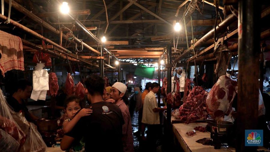 Kesibukan aktivitas pembeli dan pedagang di Pasar Tradisional Kranji, Bekasi, Jawa Barat, Sabtu, 2/4. Jelang memasuki Ramadhan pada esok hari harga sayuran mengalami kenaikan. (Cnbc Indonesia/Muhammad Sabki)