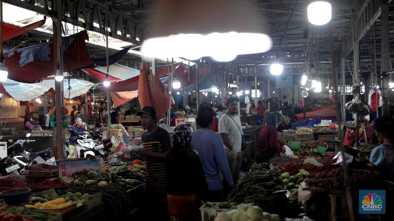 Kesibukan aktivitas pembeli dan pedagang di Pasar Tradisional Kranji, Bekasi, Jawa Barat, Sabtu, 2/4. Jelang memasuki Ramadhan pada esok hari harga sayuran mengalami kenaikan. (Cnbc Indonesia/Muhammad Sabki) Kesibukan aktivitas pembeli dan pedagang di Pasar Tradisional Kranji, Bekasi, Jawa Barat, Sabtu, 2/4. Jelang memasuki Ramadhan pada esok hari harga sayuran mengalami kenaikan. (Cnbc Indonesia/Muhammad Sabki)
