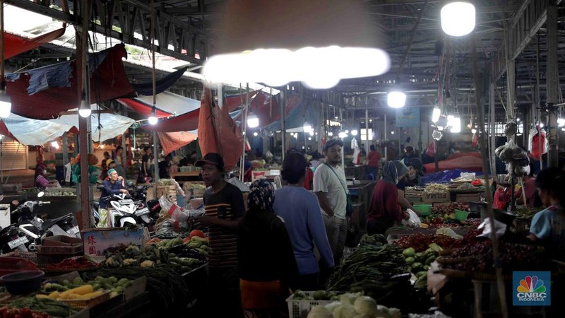 Kesibukan aktivitas pembeli dan pedagang di Pasar Tradisional Kranji, Bekasi, Jawa Barat, Sabtu, 2/4. Jelang memasuki Ramadhan pada esok hari harga sayuran mengalami kenaikan. (Cnbc Indonesia/Muhammad Sabki)