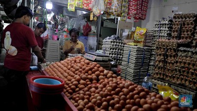 Kesibukan aktivitas pembeli dan pedagang di Pasar Tradisional Kranji, Bekasi, Jawa Barat, Sabtu, 2/4. Jelang memasuki Ramadhan pada esok hari harga sayuran mengalami kenaikan. (Cnbc Indonesia/Muhammad Sabki) Kesibukan aktivitas pembeli dan pedagang di Pasar Tradisional Kranji, Bekasi, Jawa Barat, Sabtu, 2/4. Jelang memasuki Ramadhan pada esok hari harga sayuran mengalami kenaikan. (Cnbc Indonesia/Muhammad Sabki)