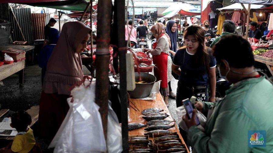 Kesibukan aktivitas pembeli dan pedagang di Pasar Tradisional Kranji, Bekasi, Jawa Barat, Sabtu, 2/4. Jelang memasuki Ramadhan pada esok hari harga sayuran mengalami kenaikan. (Cnbc Indonesia/Muhammad Sabki)