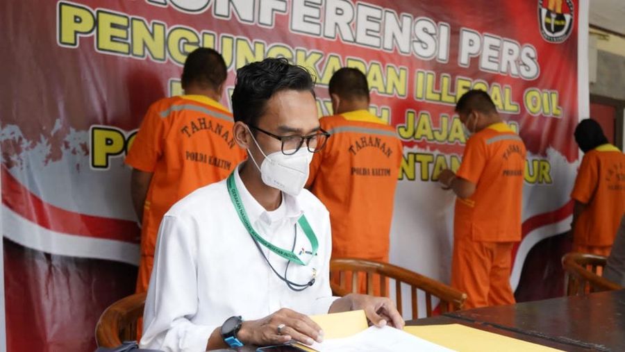 Konferensi pers penangkapan para penimbun solar bersubsidi oleh POLRI dan Pertamina.