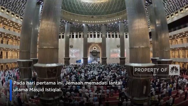 Malam Pertama Tarawih Jemaah Padati Masjid Istiqlal