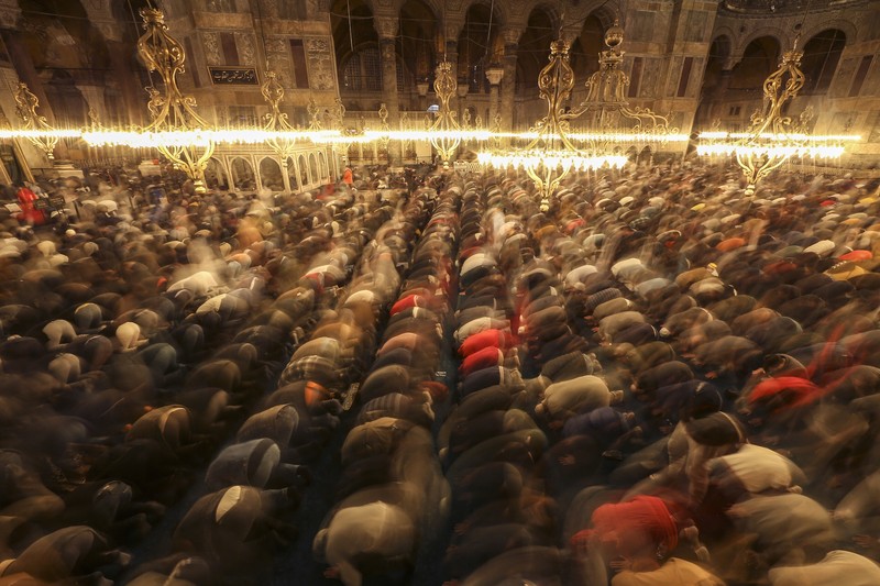 Turkey Ramadan Muslim worshippers perform a night prayer called 'tarawih' during the eve of the first day of the Muslim holy fasting month of Ramadan in Turkey at Hagia Sophia mosque in Istanbul, Turkey, Friday, April 1, 2022. (AP Photo/Emrah Gurel)