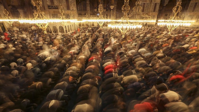 Muslim worshippers perform a night prayer called 'tarawih' during the eve of the first day of the Muslim holy fasting month of Ramadan in Turkey at Hagia Sophia mosque in Istanbul, Turkey, Friday, April 1, 2022. (AP Photo/Emrah Gurel)