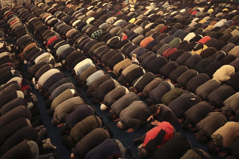 Turkey Ramadan Muslim worshippers perform a night prayer called 'tarawih' during the eve of the first day of the Muslim holy fasting month of Ramadan in Turkey at Hagia Sophia mosque in Istanbul, Turkey, Friday, April 1, 2022. (AP Photo/Emrah Gurel)