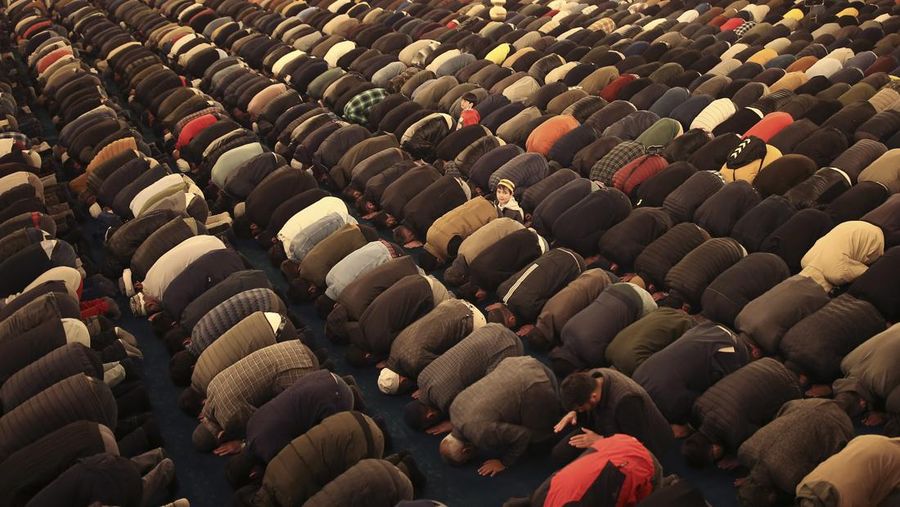Muslim worshippers perform a night prayer called 'tarawih' during the eve of the first day of the Muslim holy fasting month of Ramadan in Turkey at Hagia Sophia mosque in Istanbul, Turkey, Friday, April 1, 2022. (AP Photo/Emrah Gurel)