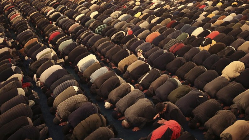 Muslim worshippers perform a night prayer called 'tarawih' during the eve of the first day of the Muslim holy fasting month of Ramadan in Turkey at Hagia Sophia mosque in Istanbul, Turkey, Friday, April 1, 2022. (AP Photo/Emrah Gurel)