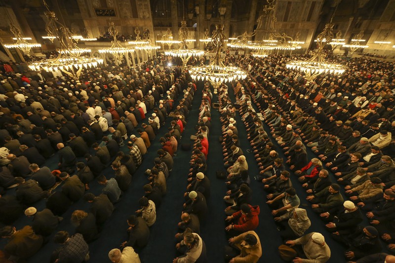 Turkey Ramadan Muslim worshippers perform a night prayer called 'tarawih' during the eve of the first day of the Muslim holy fasting month of Ramadan in Turkey at Hagia Sophia mosque in Istanbul, Turkey, Friday, April 1, 2022. (AP Photo/Emrah Gurel)