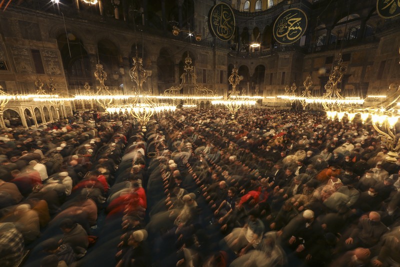 Turkey Ramadan Muslim worshippers perform a night prayer called 'tarawih' during the eve of the first day of the Muslim holy fasting month of Ramadan in Turkey at Hagia Sophia mosque in Istanbul, Turkey, Friday, April 1, 2022. (AP Photo/Emrah Gurel)