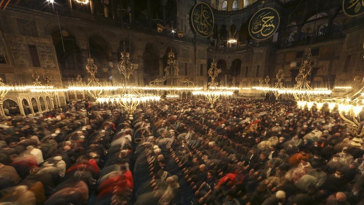 Muslim worshippers perform a night prayer called 'tarawih' during the eve of the first day of the Muslim holy fasting month of Ramadan in Turkey at Hagia Sophia mosque in Istanbul, Turkey, Friday, April 1, 2022. (AP Photo/Emrah Gurel)