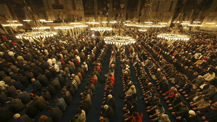 Turkey Ramadan Muslim worshippers perform a night prayer called 'tarawih' during the eve of the first day of the Muslim holy fasting month of Ramadan in Turkey at Hagia Sophia mosque in Istanbul, Turkey, Friday, April 1, 2022. (AP Photo/Emrah Gurel)