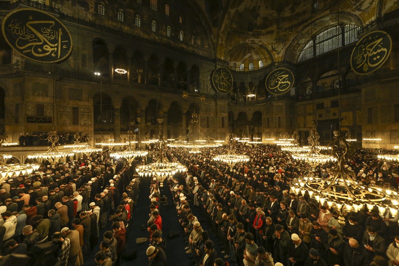 Turkey Ramadan Muslim worshippers perform a night prayer called 'tarawih' during the eve of the first day of the Muslim holy fasting month of Ramadan in Turkey at Hagia Sophia mosque in Istanbul, Turkey, Friday, April 1, 2022. (AP Photo/Emrah Gurel)