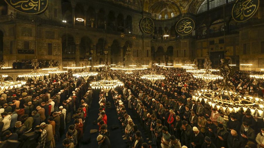 Muslim worshippers perform a night prayer called 'tarawih' during the eve of the first day of the Muslim holy fasting month of Ramadan in Turkey at Hagia Sophia mosque in Istanbul, Turkey, Friday, April 1, 2022. (AP Photo/Emrah Gurel)