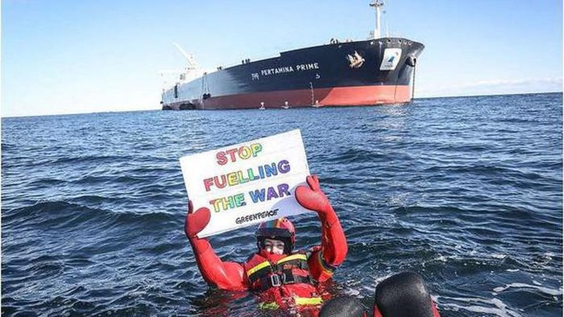 Aktivis Greenpeace hadang kapal berlogo Pertamina. (Tangkapan layar situs resmi Greenpeace)