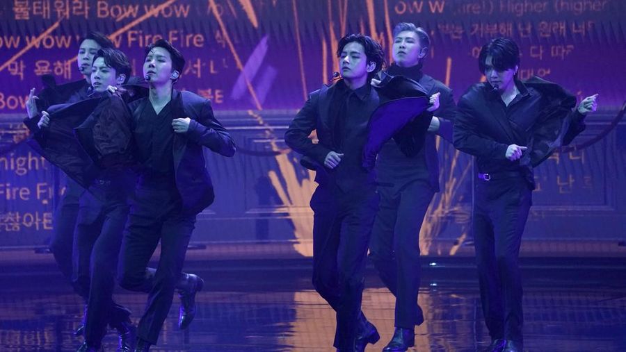 BTS tampil dalam acara Grammy Awards Tahunan ke-64 di Las Vegas, Nevada, AS 3 April 2022. (REUTERS/Mario Anzuoni)