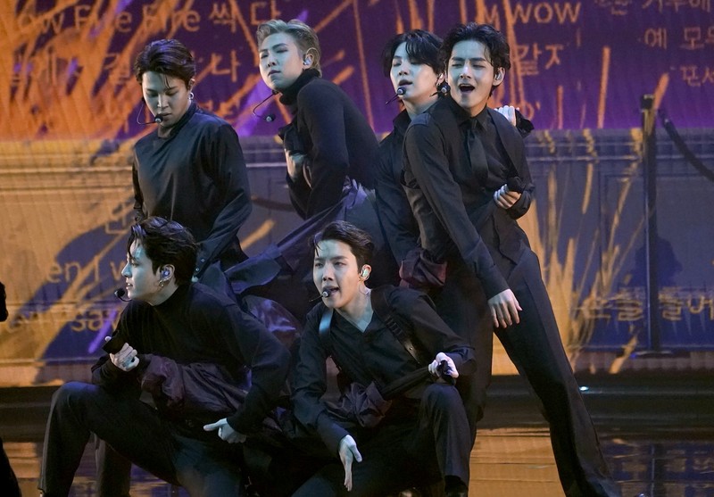 BTS tampil dalam acara Grammy Awards Tahunan ke-64 di Las Vegas, Nevada, AS 3 April 2022. (REUTERS/Mario Anzuoni)