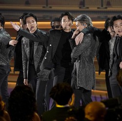 BTS Terseret Polemik, ARMY Marah Kirim Truk Protes ke HYBE