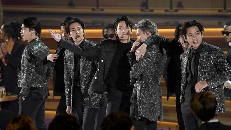 BTS tampil dalam acara Grammy Awards Tahunan ke-64 di Las Vegas, Nevada, AS 3 April 2022. (REUTERS/Mario Anzuoni)