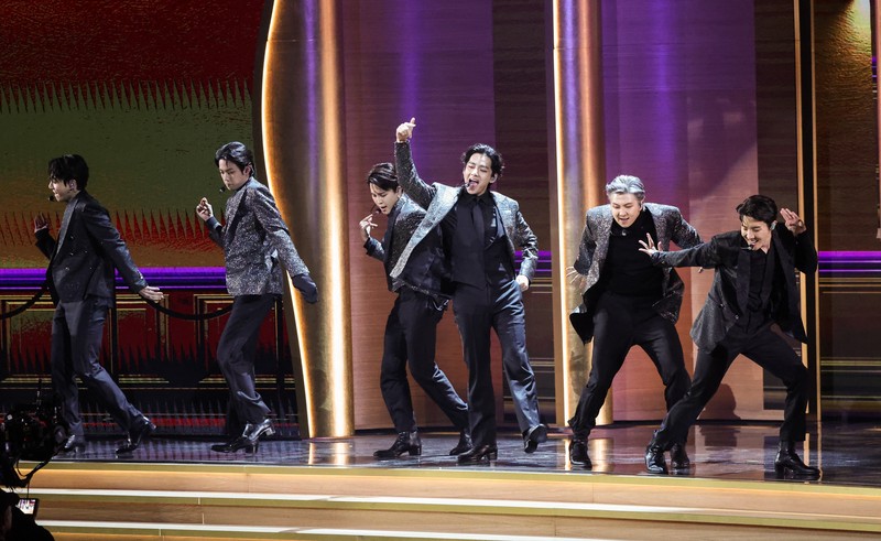 BTS tampil dalam acara Grammy Awards Tahunan ke-64 di Las Vegas, Nevada, AS 3 April 2022. (REUTERS/Mario Anzuoni)