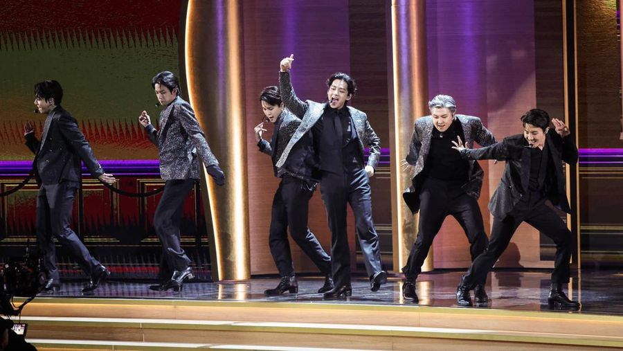 BTS tampil dalam acara Grammy Awards Tahunan ke-64 di Las Vegas, Nevada, AS 3 April 2022. (REUTERS/Mario Anzuoni)