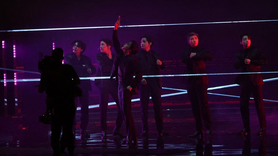 BTS tampil dalam acara Grammy Awards Tahunan ke-64 di Las Vegas, Nevada, AS 3 April 2022. (REUTERS/Mario Anzuoni)