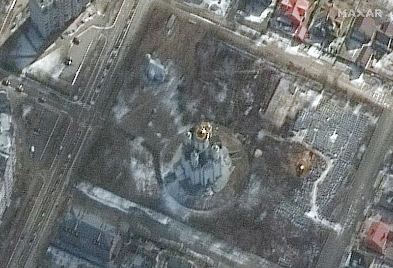 Gambar satelit menunjukkan situs kuburan dengan parit sepanjang sekitar 45 kaki (sekitar 13,7 meter) di bagian barat daya daerah dekat Gereja St. Andrew dan Pyervozvannoho All Saints, di Bucha, Ukraina, (via REUTERS/MAXAR TECHNOLOGIES)