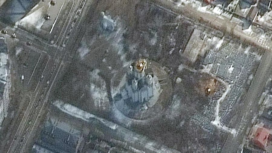 Gambar satelit menunjukkan situs kuburan dengan parit sepanjang sekitar 45 kaki (sekitar 13,7 meter) di bagian barat daya daerah dekat Gereja St. Andrew dan Pyervozvannoho All Saints, di Bucha, Ukraina, (via REUTERS/MAXAR TECHNOLOGIES)