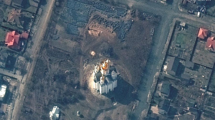 Gambar satelit menunjukkan situs kuburan dengan parit sepanjang sekitar 45 kaki (sekitar 13,7 meter) di bagian barat daya daerah dekat Gereja St. Andrew dan Pyervozvannoho All Saints, di Bucha, Ukraina, (via REUTERS/MAXAR TECHNOLOGIES)