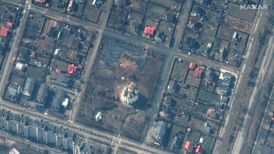Gambar satelit menunjukkan situs kuburan dengan parit sepanjang sekitar 45 kaki (sekitar 13,7 meter) di bagian barat daya daerah dekat Gereja St. Andrew dan Pyervozvannoho All Saints, di Bucha, Ukraina, (via REUTERS/MAXAR TECHNOLOGIES)