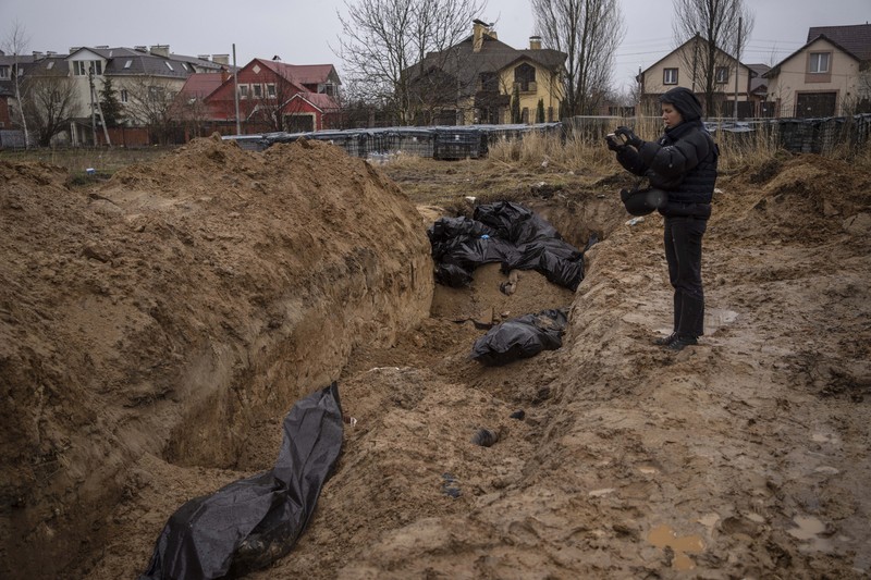 Gambar satelit menunjukkan situs kuburan dengan parit sepanjang sekitar 45 kaki (sekitar 13,7 meter) di bagian barat daya daerah dekat Gereja St. Andrew dan Pyervozvannoho All Saints, di Bucha, Ukraina, (via REUTERS/MAXAR TECHNOLOGIES)