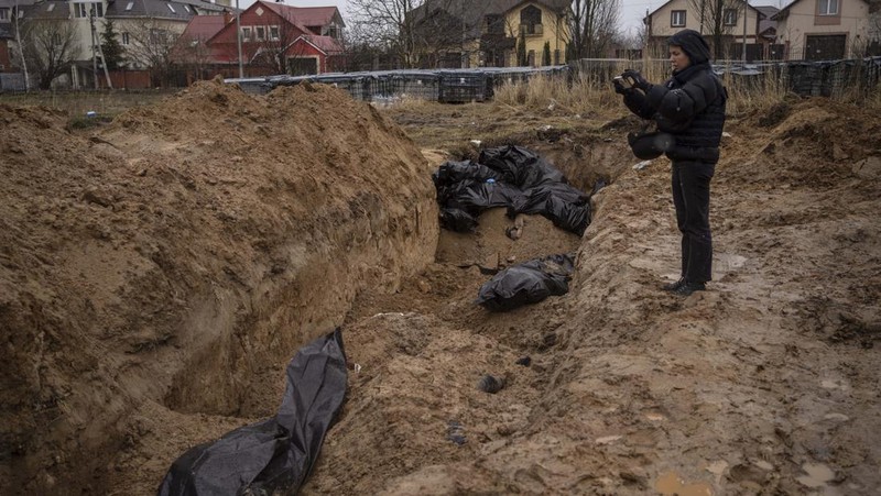 Gambar satelit menunjukkan situs kuburan dengan parit sepanjang sekitar 45 kaki (sekitar 13,7 meter) di bagian barat daya daerah dekat Gereja St. Andrew dan Pyervozvannoho All Saints, di Bucha, Ukraina, (via REUTERS/MAXAR TECHNOLOGIES)