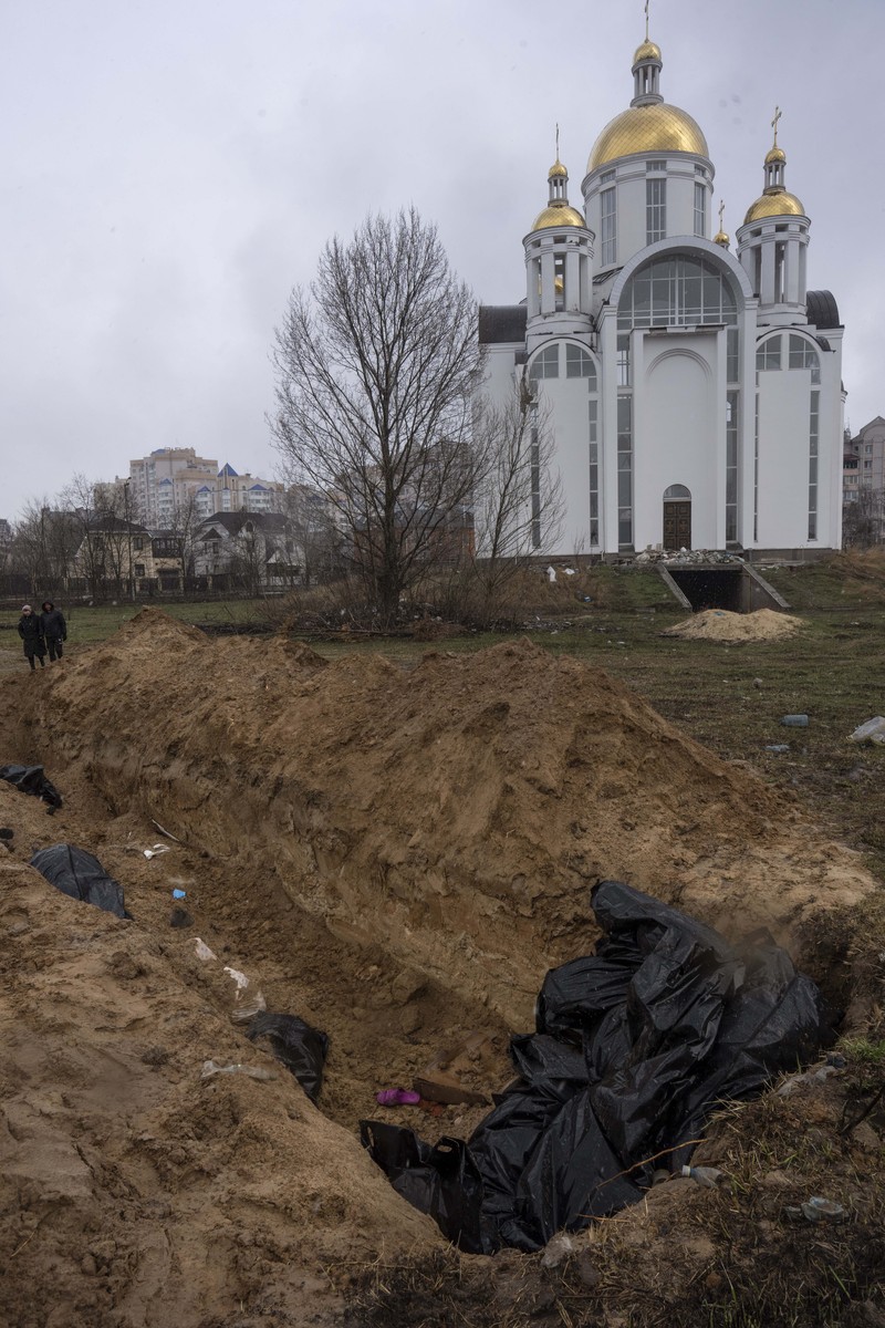 Gambar satelit menunjukkan situs kuburan dengan parit sepanjang sekitar 45 kaki (sekitar 13,7 meter) di bagian barat daya daerah dekat Gereja St. Andrew dan Pyervozvannoho All Saints, di Bucha, Ukraina, (via REUTERS/MAXAR TECHNOLOGIES)