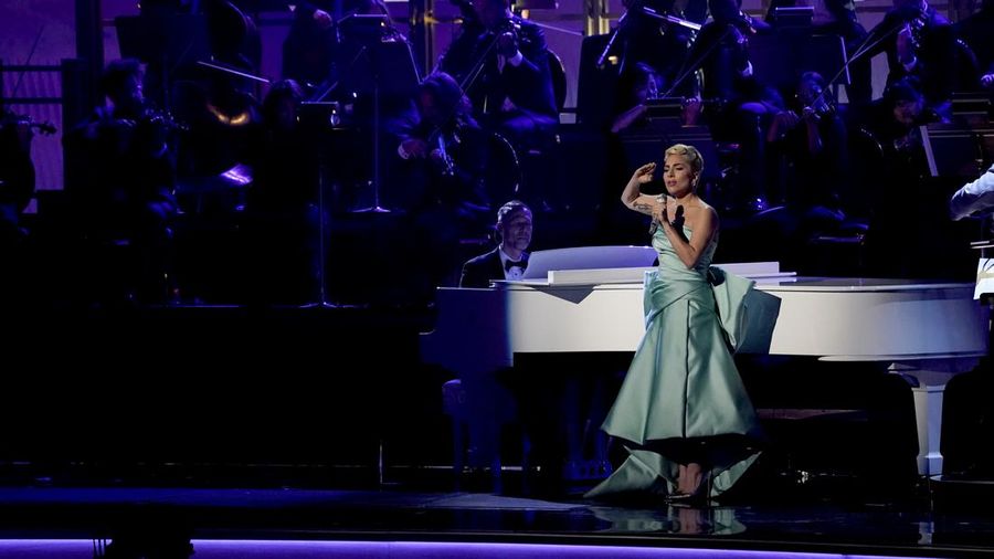 Lady Gaga melakukan medley di Grammy Awards Tahunan ke-64 pada hari Minggu, 3 April 2022, di Las Vegas. (Foto AP/Chris Pizzello)