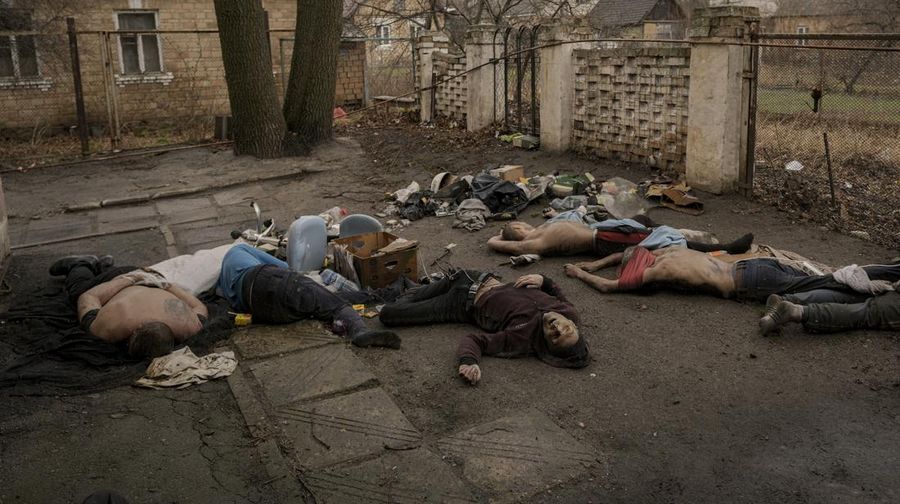 Mayat pria tak bernyawa dengan tangan terikat di belakang punggung tergeletak di tanah di Bucha, Ukraina, Minggu, 3 April 2022. (AP Photo/Vadim Ghirda)