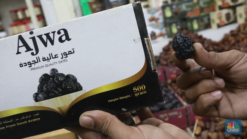 Pedagang kurma di Pasar Tanah Abang, Jakarta, Senin (4/4/2022). (CNBC Indonesia/Andrean Kristianto)