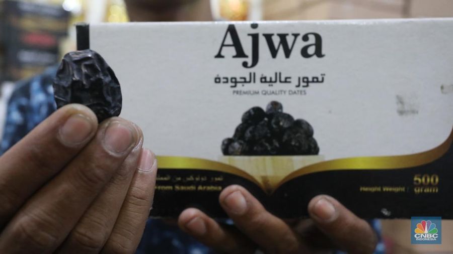 Aktivis Greenpeace hadang kapal berlogo Pertamina. (Tangkapan layar situs resmi Greenpeace)
