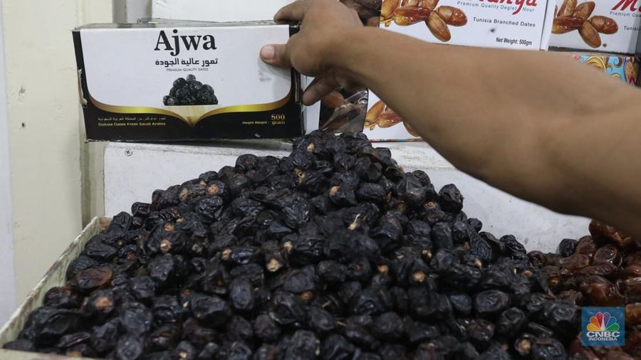 Pedagang kurma di Pasar Tanah Abang, Jakarta, Senin (4/4/2022). (CNBC Indonesia/Andrean Kristianto)