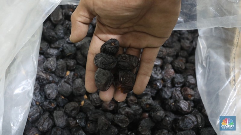 Pedagang kurma di Pasar Tanah Abang, Jakarta, Senin (4/4/2022). (CNBC Indonesia/Andrean Kristianto) Pedagang kurma di Pasar Tanah Abang, Jakarta, Senin (4/4/2022). (CNBC Indonesia/Andrean Kristianto)