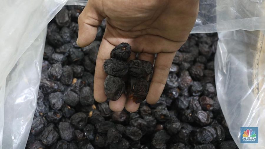 Pedagang kurma di Pasar Tanah Abang, Jakarta, Senin (4/4/2022). (CNBC Indonesia/Andrean Kristianto)