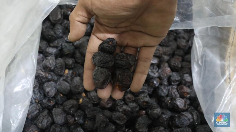 Pedagang kurma di Pasar Tanah Abang, Jakarta, Senin (4/4/2022). (CNBC Indonesia/Andrean Kristianto)