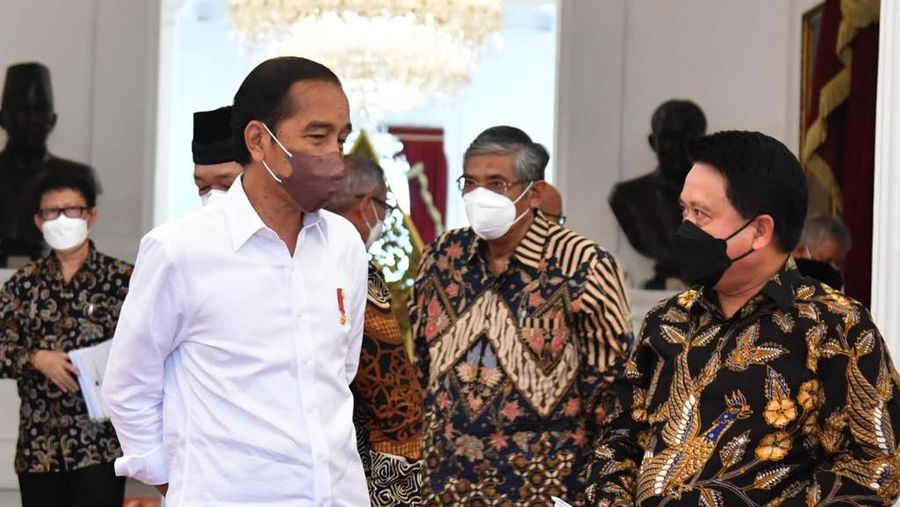 Presiden Joko Widodo menerima Panitia Seleksi (Pansel) Pemilihan Calon Anggota Badan Pelaksana dan Calon Anggota Dewan Pengawas Badan Pengelola Keuangan Haji (BPKH) Periode 2022-2027, di Istana Merdeka, Jakarta, pada Senin, 4 April 2022. (Dok: Biro Pers Sekretariat Presiden)