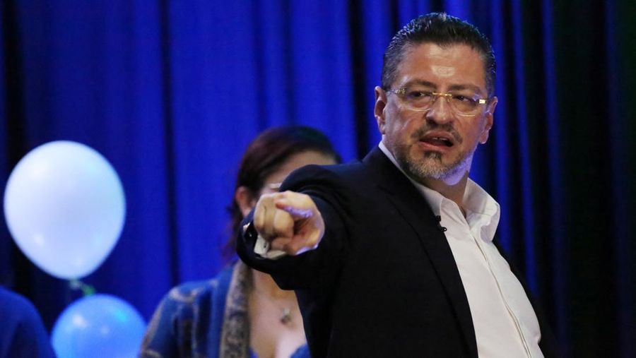 Rodrigo Chaves saat berpidato (REUTERS/MAYELA LOPEZ)